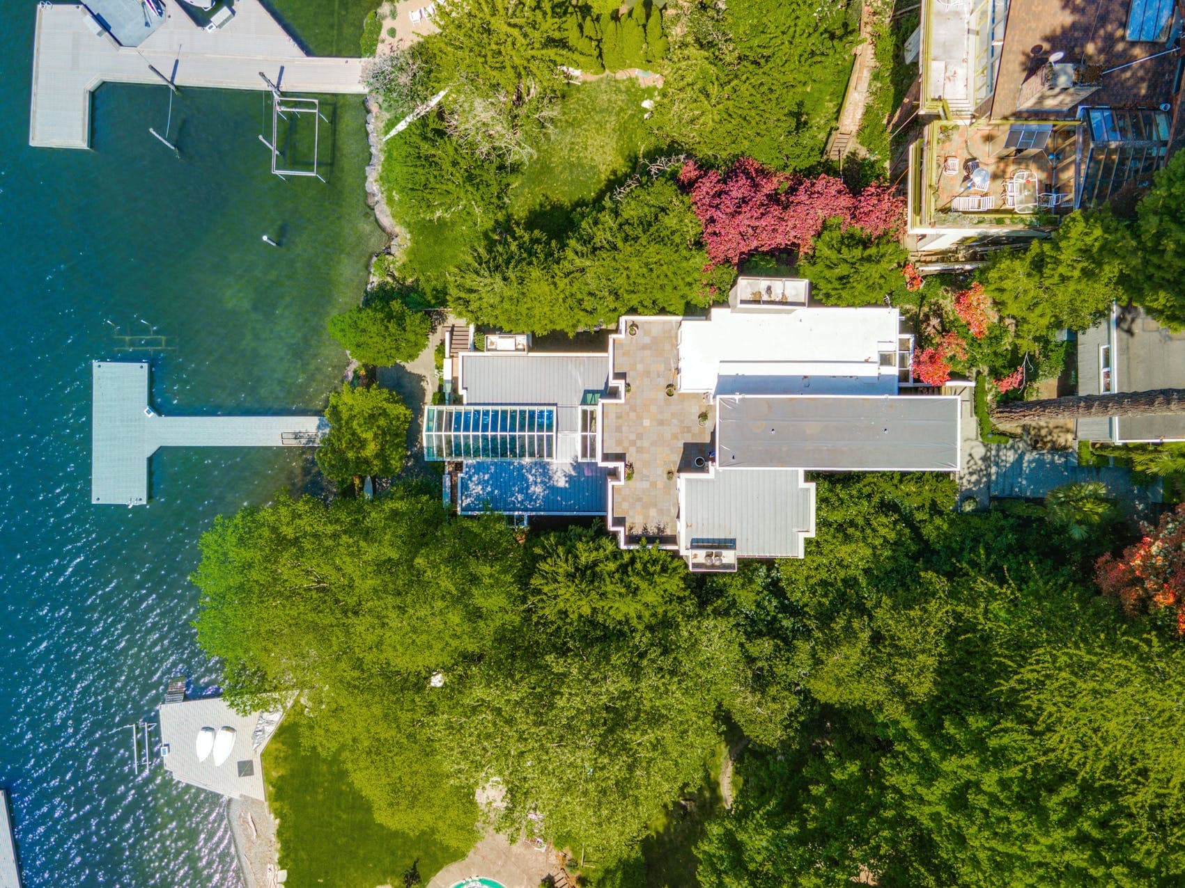 Bili House lakefront view